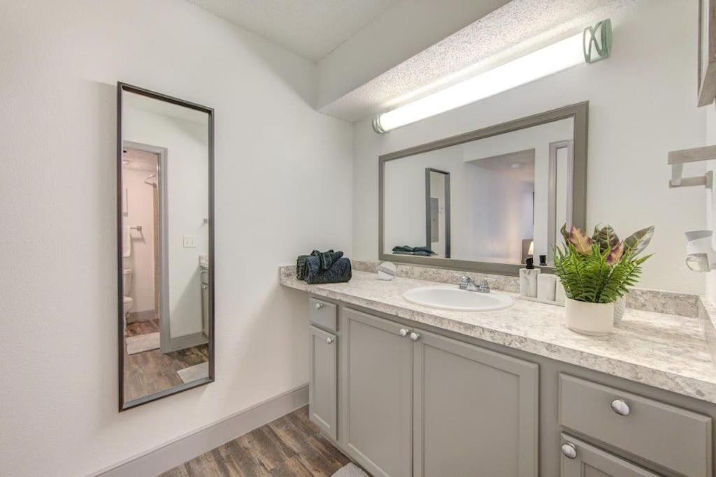 Lux Suite /King Bed /Free Parking/Pool/First Floor Houston Exterior photo