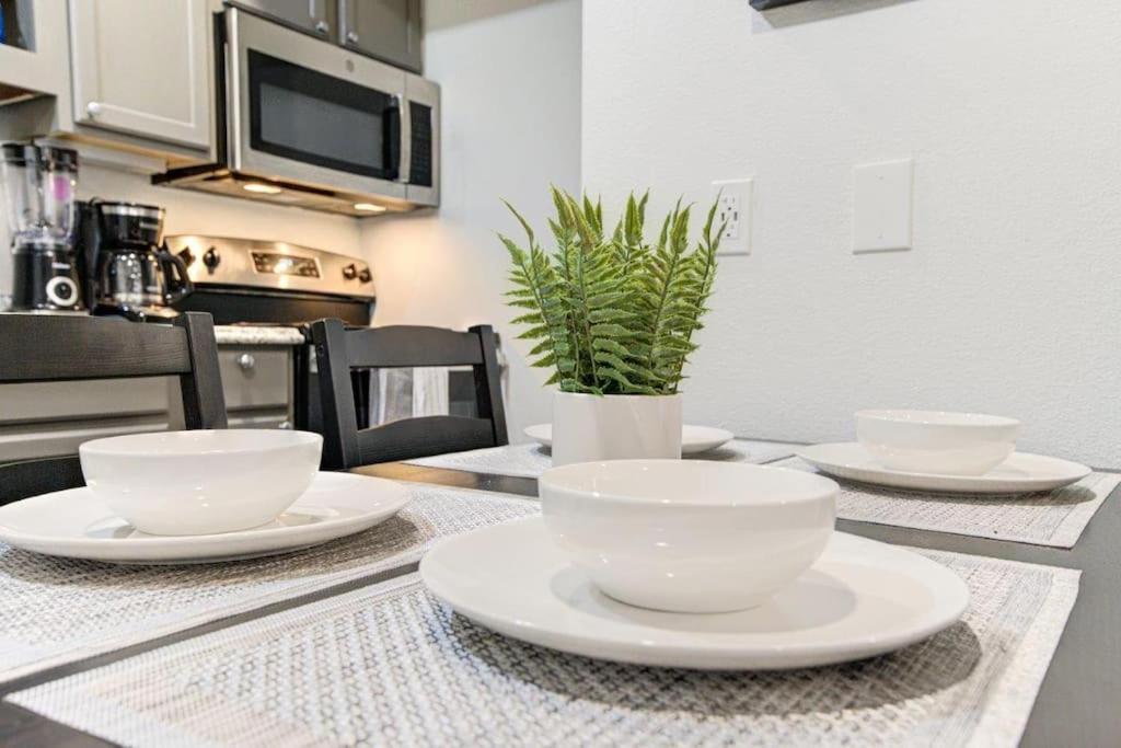 Lux Suite /King Bed /Free Parking/Pool/First Floor Houston Exterior photo