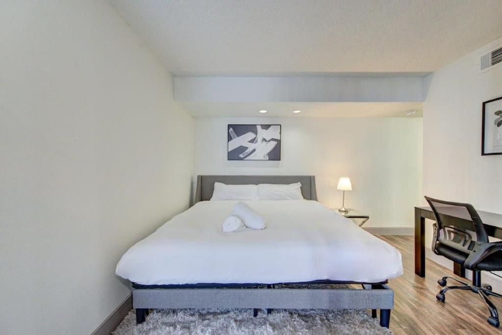 Lux Suite /King Bed /Free Parking/Pool/First Floor Houston Exterior photo