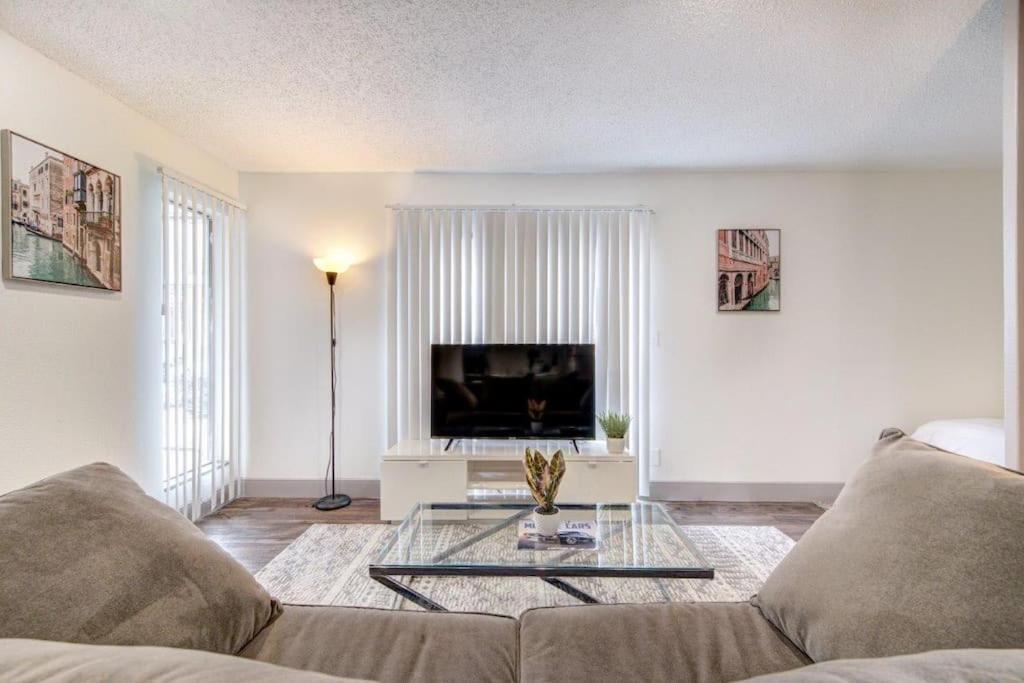 Lux Suite /King Bed /Free Parking/Pool/First Floor Houston Exterior photo