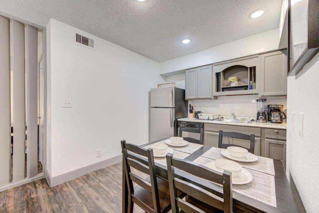 Lux Suite /King Bed /Free Parking/Pool/First Floor Houston Exterior photo