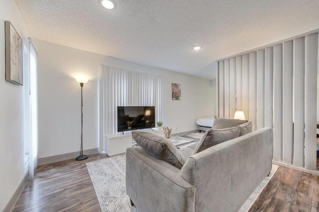 Lux Suite /King Bed /Free Parking/Pool/First Floor Houston Exterior photo