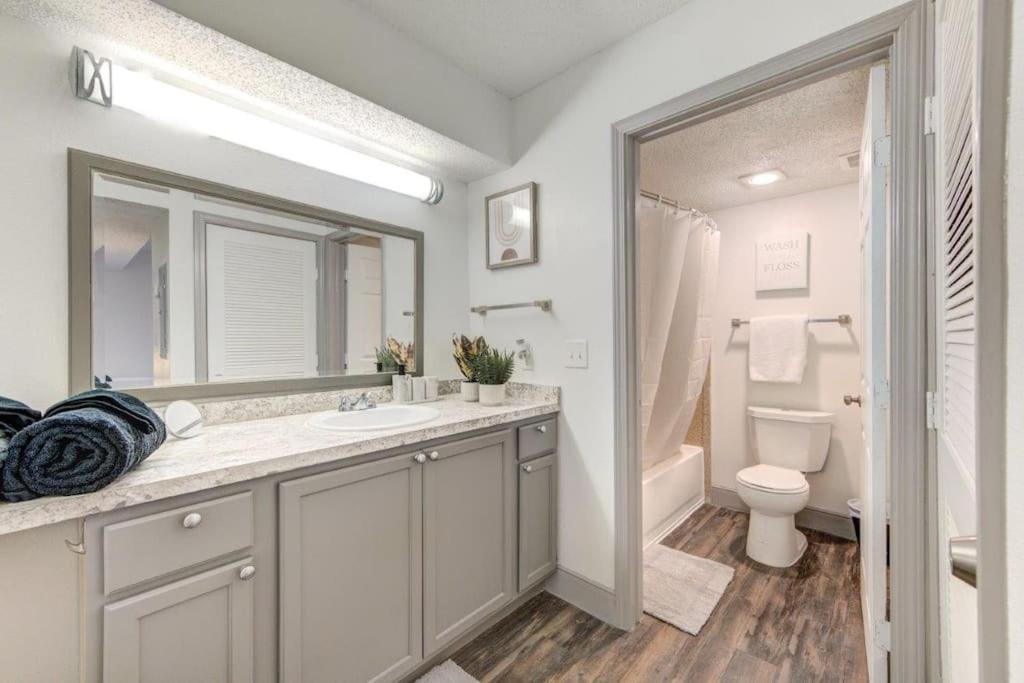 Lux Suite /King Bed /Free Parking/Pool/First Floor Houston Exterior photo