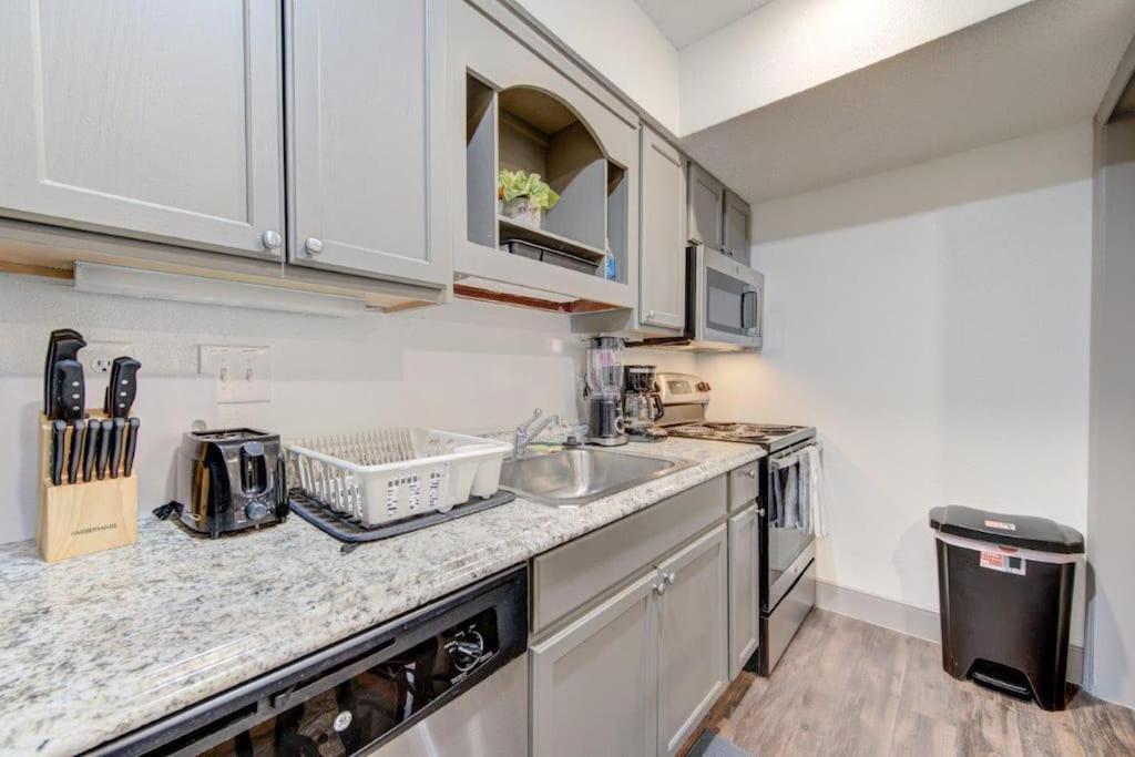 Lux Suite /King Bed /Free Parking/Pool/First Floor Houston Exterior photo