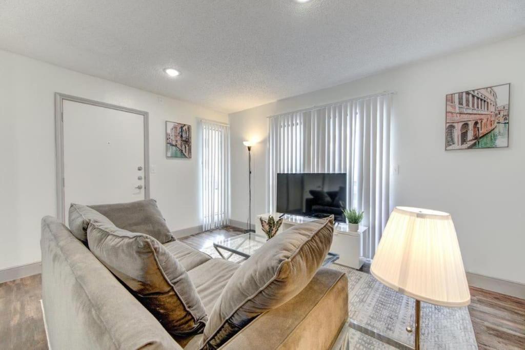 Lux Suite /King Bed /Free Parking/Pool/First Floor Houston Exterior photo