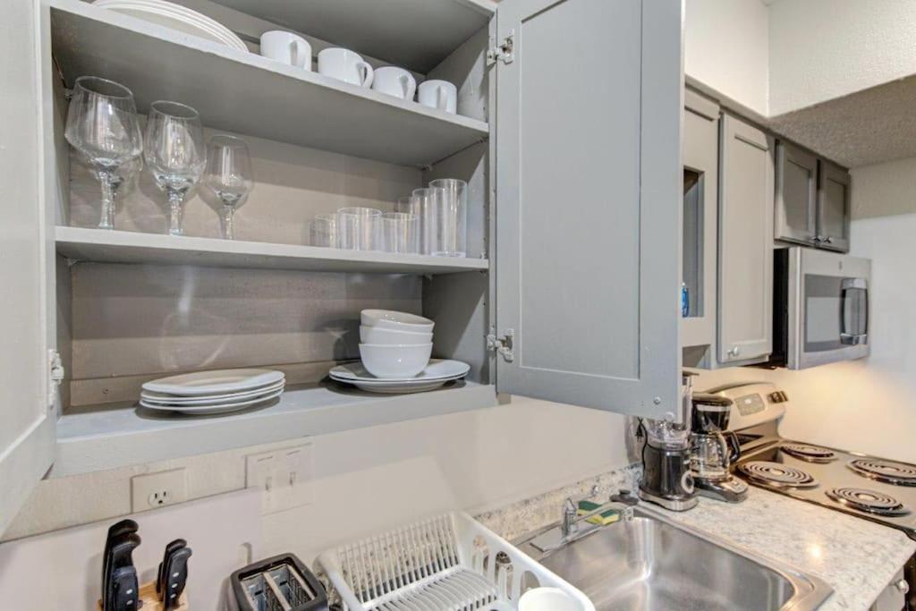Lux Suite /King Bed /Free Parking/Pool/First Floor Houston Exterior photo
