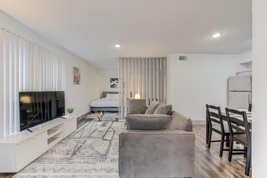 Lux Suite /King Bed /Free Parking/Pool/First Floor Houston Exterior photo