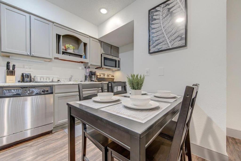 Lux Suite /King Bed /Free Parking/Pool/First Floor Houston Exterior photo