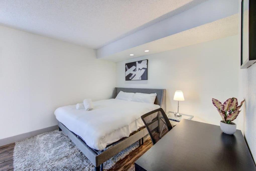 Lux Suite /King Bed /Free Parking/Pool/First Floor Houston Exterior photo