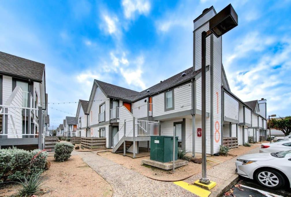 Lux Suite /King Bed /Free Parking/Pool/First Floor Houston Exterior photo