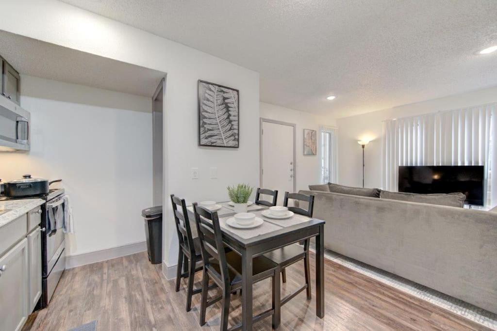 Lux Suite /King Bed /Free Parking/Pool/First Floor Houston Exterior photo