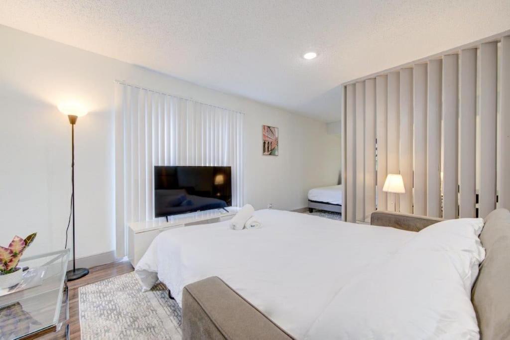 Lux Suite /King Bed /Free Parking/Pool/First Floor Houston Exterior photo