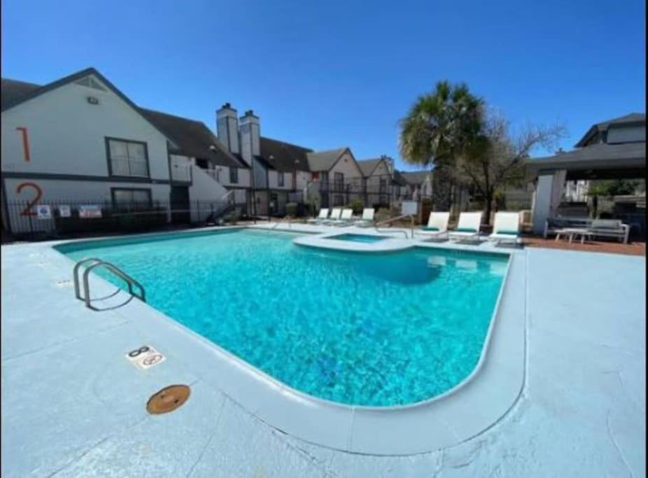 Lux Suite /King Bed /Free Parking/Pool/First Floor Houston Exterior photo