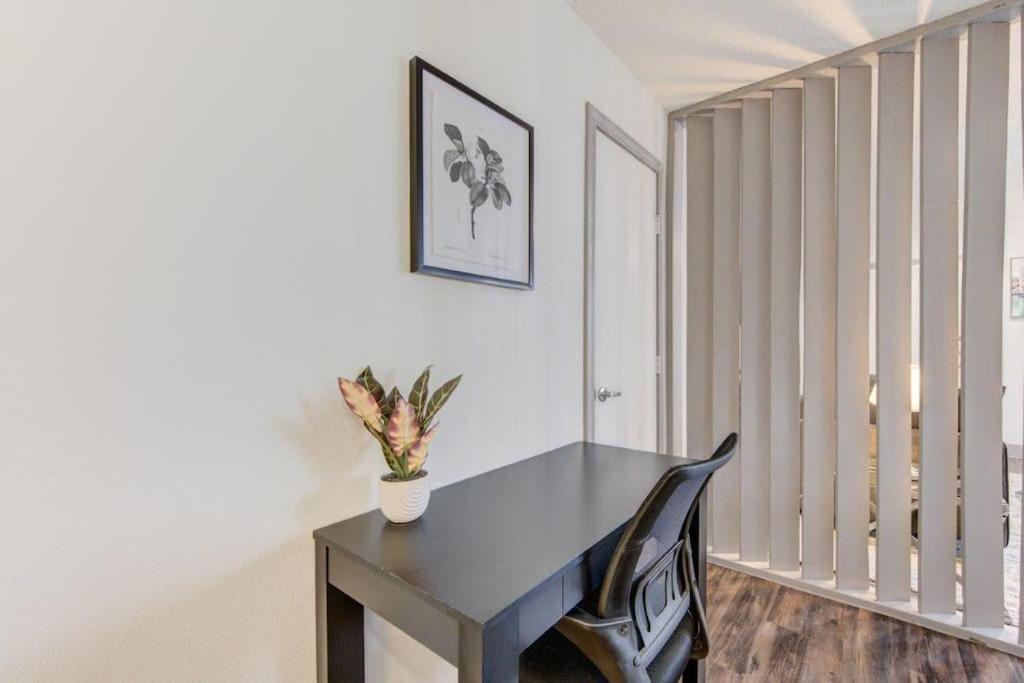 Lux Suite /King Bed /Free Parking/Pool/First Floor Houston Exterior photo