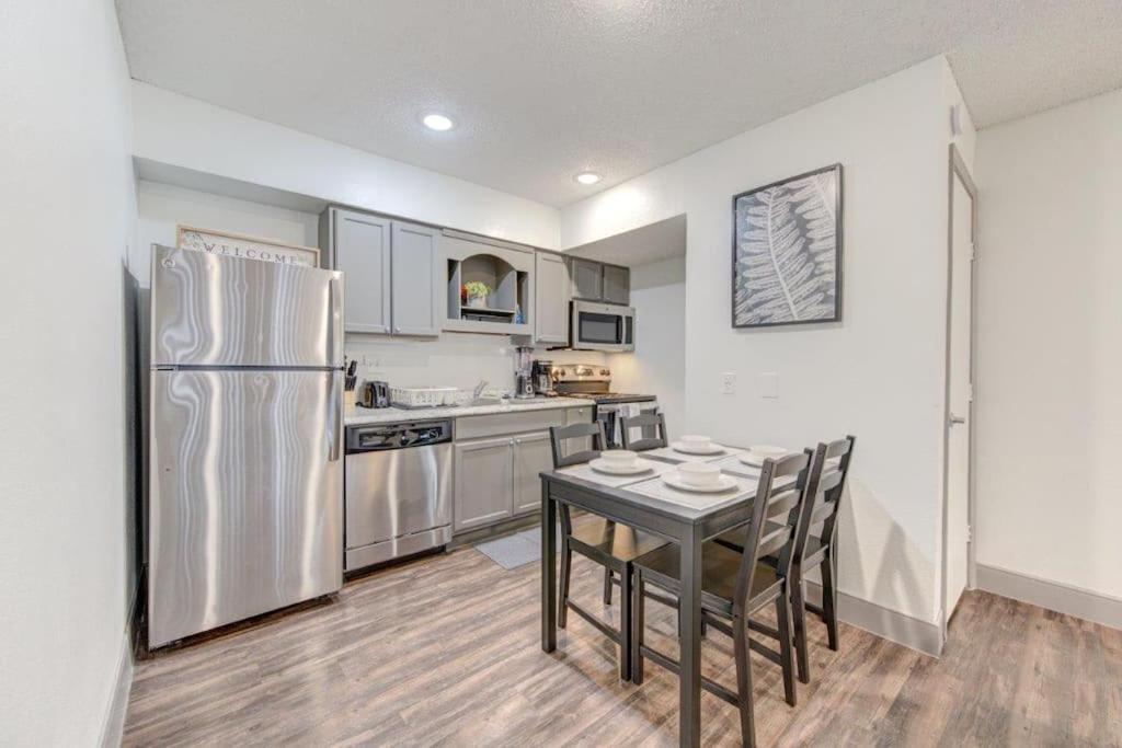 Lux Suite /King Bed /Free Parking/Pool/First Floor Houston Exterior photo