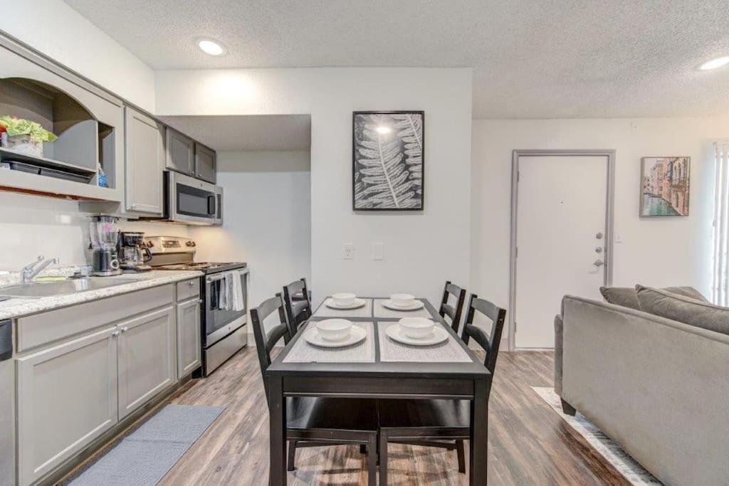 Lux Suite /King Bed /Free Parking/Pool/First Floor Houston Exterior photo