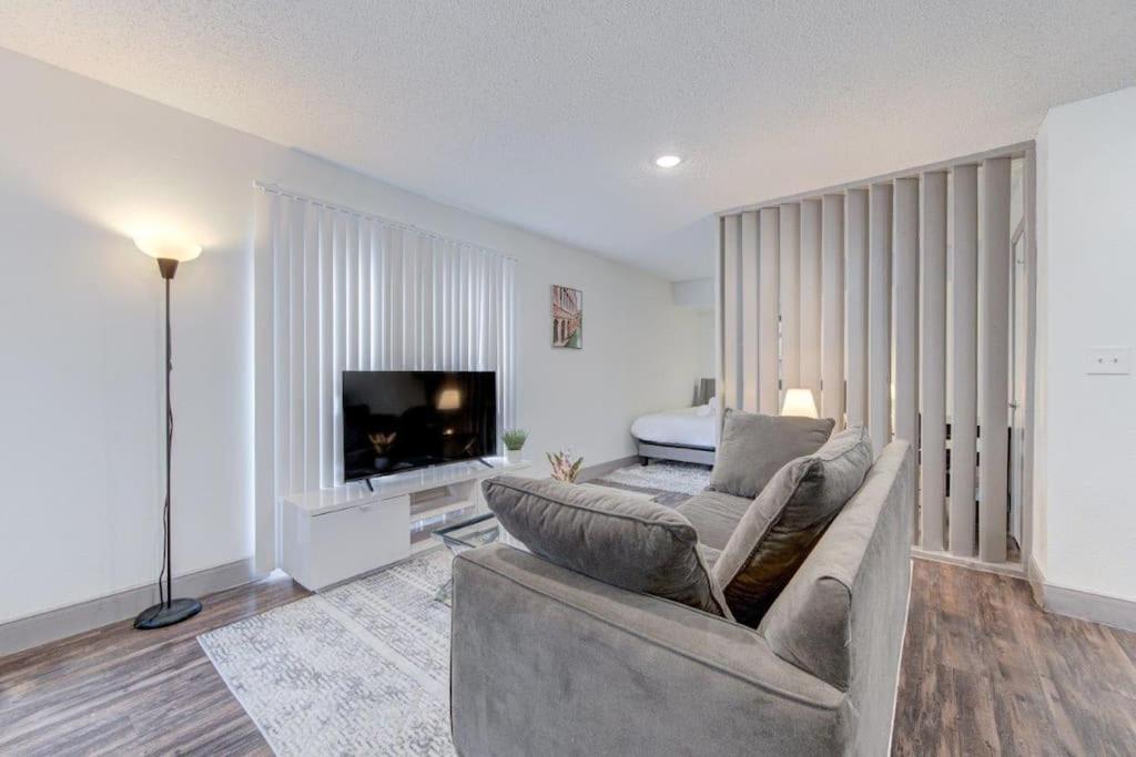 Lux Suite /King Bed /Free Parking/Pool/First Floor Houston Exterior photo
