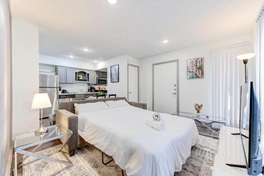 Lux Suite /King Bed /Free Parking/Pool/First Floor Houston Exterior photo