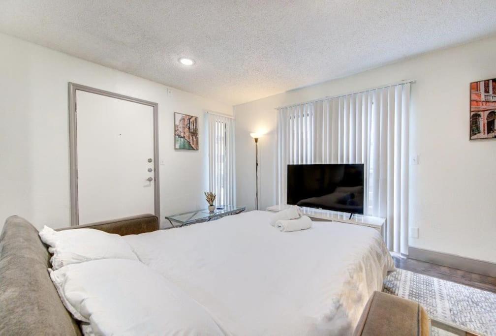 Lux Suite /King Bed /Free Parking/Pool/First Floor Houston Exterior photo