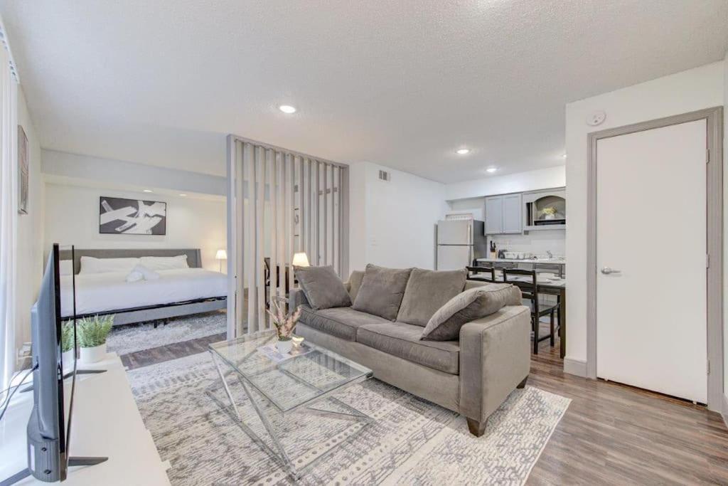 Lux Suite /King Bed /Free Parking/Pool/First Floor Houston Exterior photo