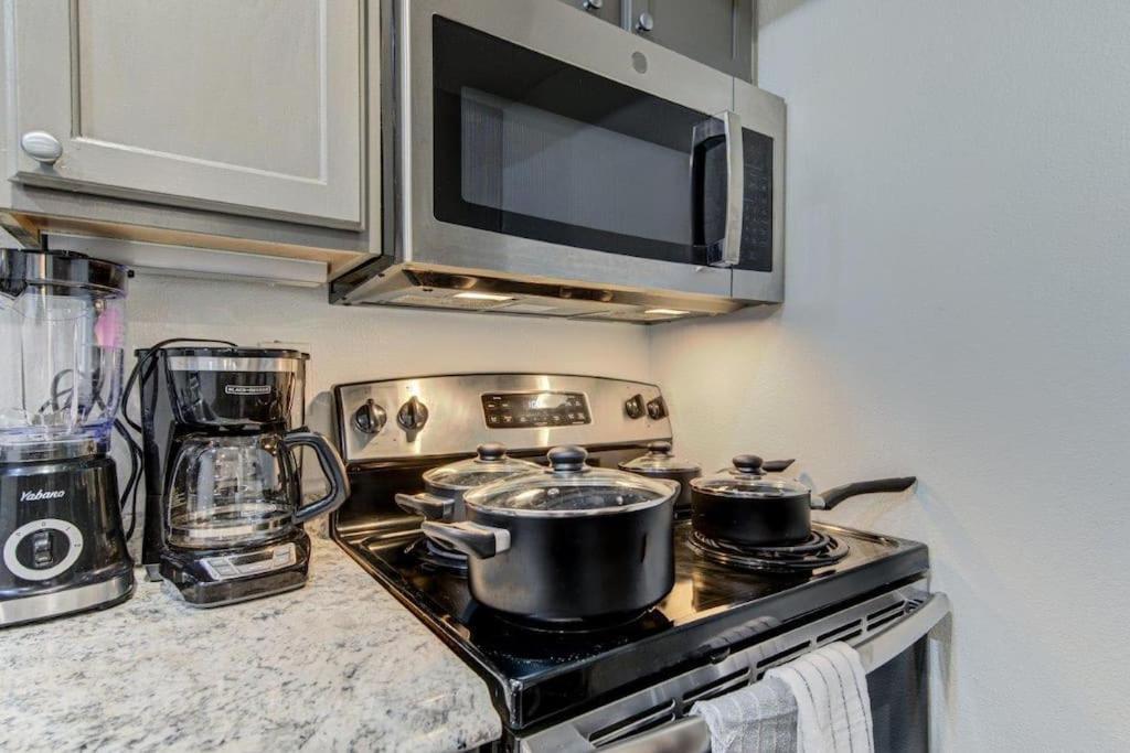 Lux Suite /King Bed /Free Parking/Pool/First Floor Houston Exterior photo