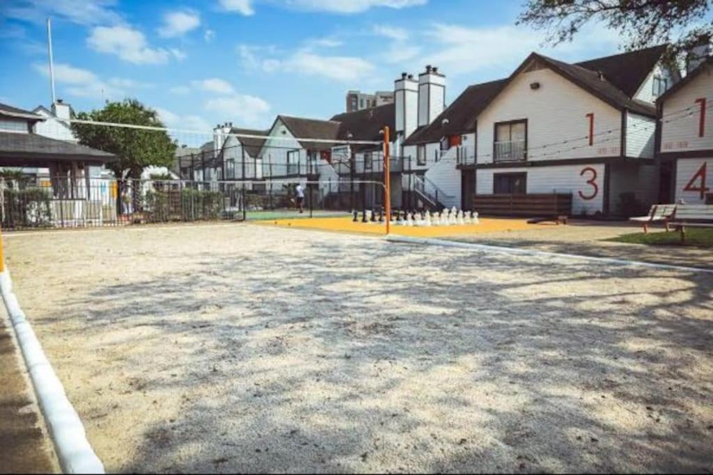 Lux Suite /King Bed /Free Parking/Pool/First Floor Houston Exterior photo